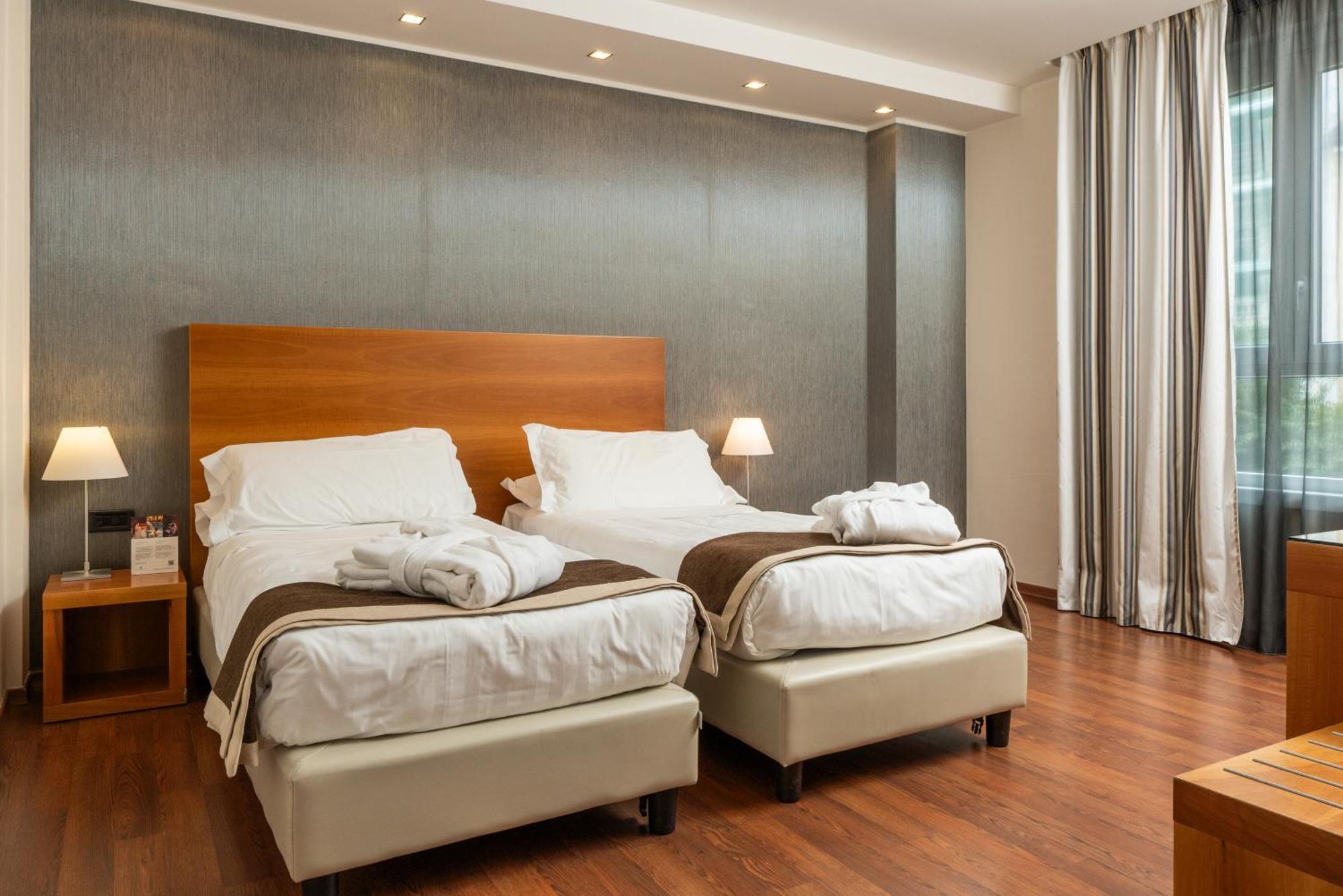 Hotel Royal Falcone Монца Екстериор снимка