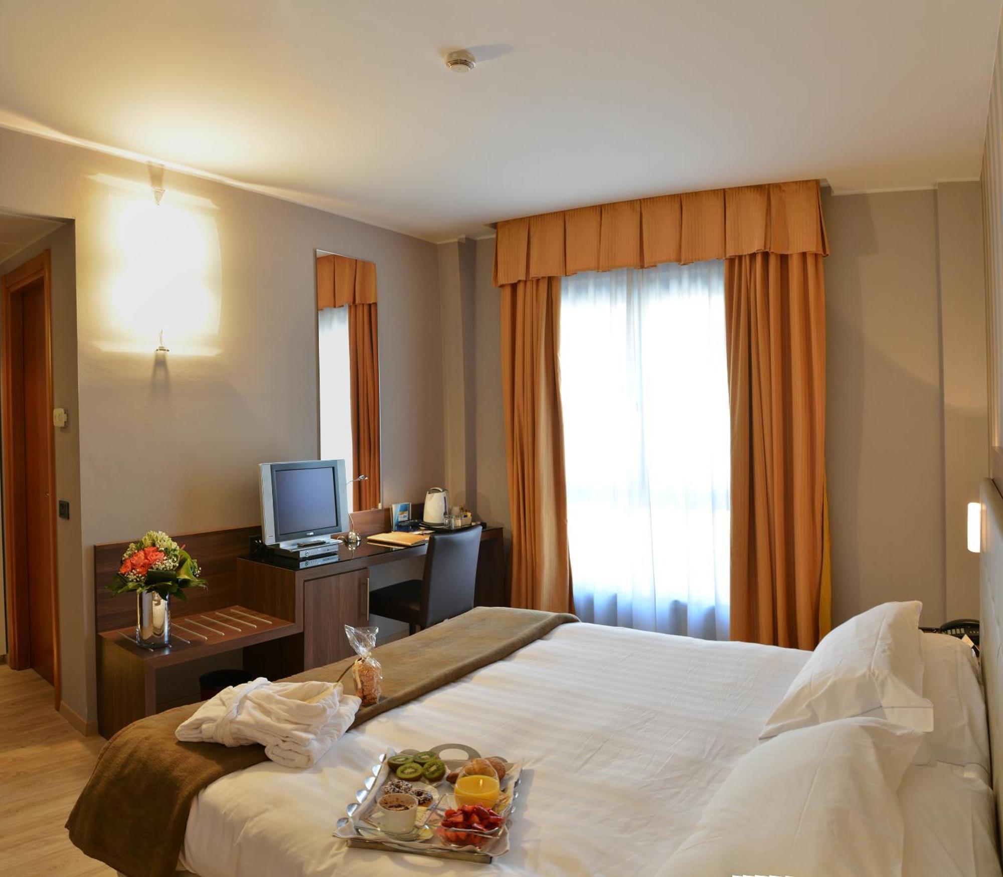 Hotel Royal Falcone Монца Екстериор снимка