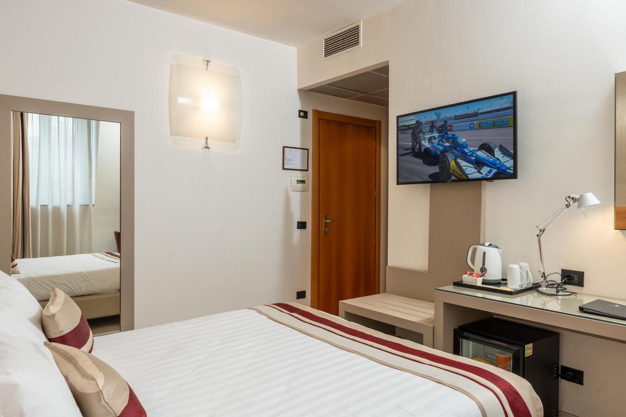 Hotel Royal Falcone Монца Екстериор снимка